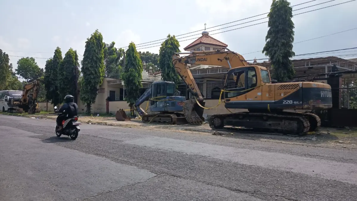BERKURANG: Barang bukti alat berat yang disita Polres Bangkalan berkurang, Minggu (10/5).&nbsp;ZEINAL ABIDIN/JPRM