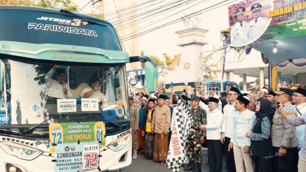 DILEPAS: Wabup Bangkalan Moch. Fauzan Ja’far memberangkatkan jemaah haji dari depan Masjid Agung, Minggu (10/5). PROKOPIM UNTUK JPRM