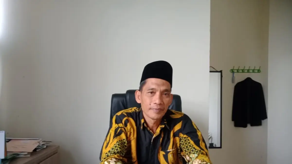 MEMBERIKAN KETERANGAN: Kepala Kantor Kemenhaj Bangkalan Arif Rohman saat ditemui di ruangannya. YUSRIL DENNY MAHENDARTO/JPRM
