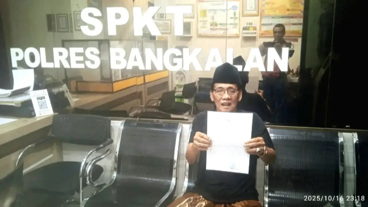 MINTA KEADILAN: Suli melaporkan dugaan penipuan berkedok MBG ke Mapolres Bangkalan Senin (20/10/2025). IBNU ABDILLA UNTUK JPRM