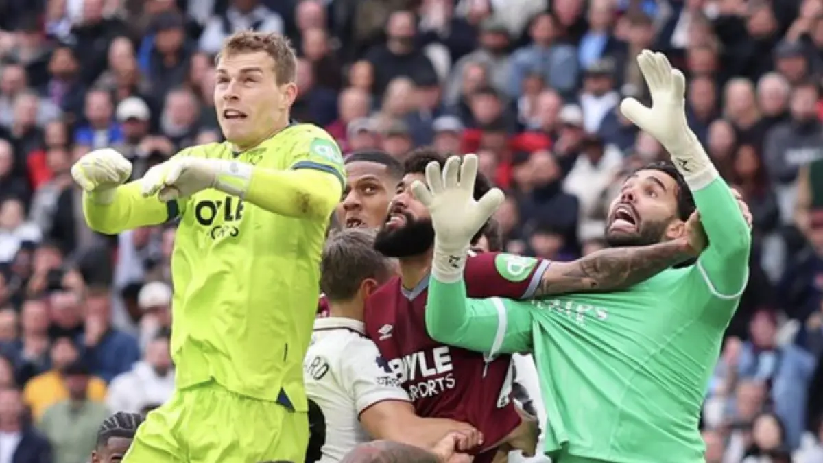 Momen Pablo melanggar David Raya yang menyebabkan gol West Ham dianulir. (Foto: Getty
Images/Marc Atkins)