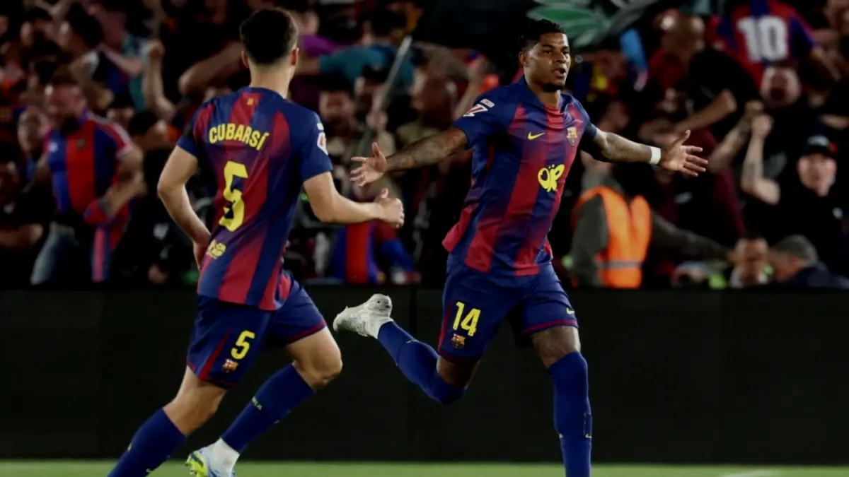 Penyerang Barcelona, Marcus Rashford, merayakan gol pertama timnya pada laga Liga Spanyol antara FC Barcelona dan Real Madrid CF di
Stadion Camp Nou di Barcelona pada 10 Mei 2026. (AFP/LLUIS GENE)