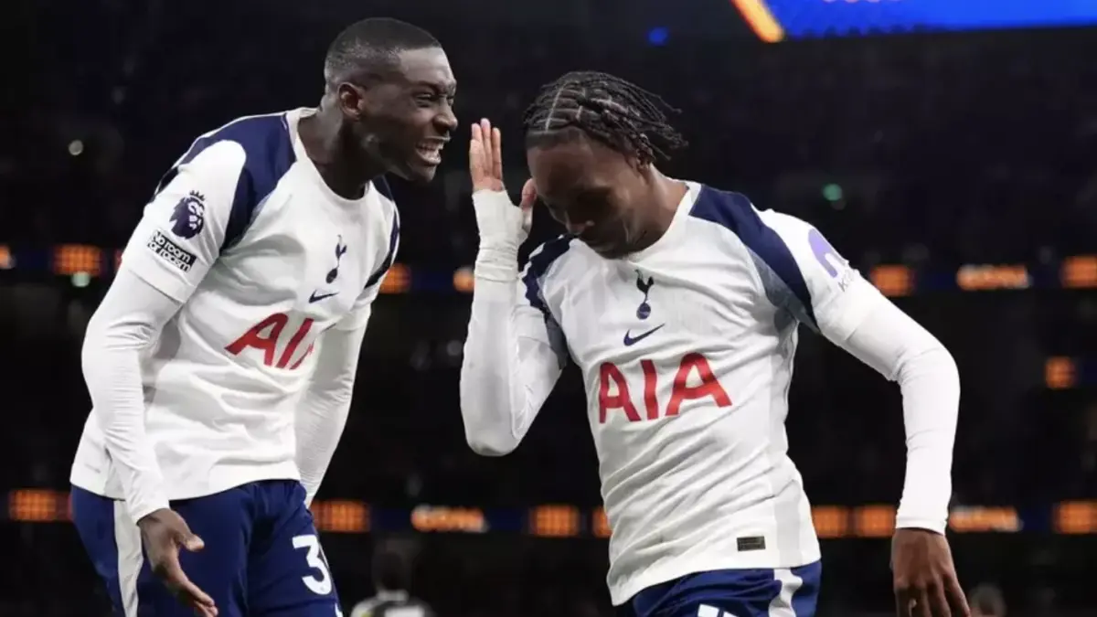 Mathys Tel (kanan) merayakan golnya ke gawang Leeds United pada menit ke-50 bersama Randal Kolo Muani (kiri) pada
pekan ke-36 Liga Inggris 2025/26 di Tottenham Hotspur Stadium, London, Senin, 11 Mei 2026 waktu setempat atau Selasa, 12 Mei 2026 dini hari WIB. (AP/John Walton)