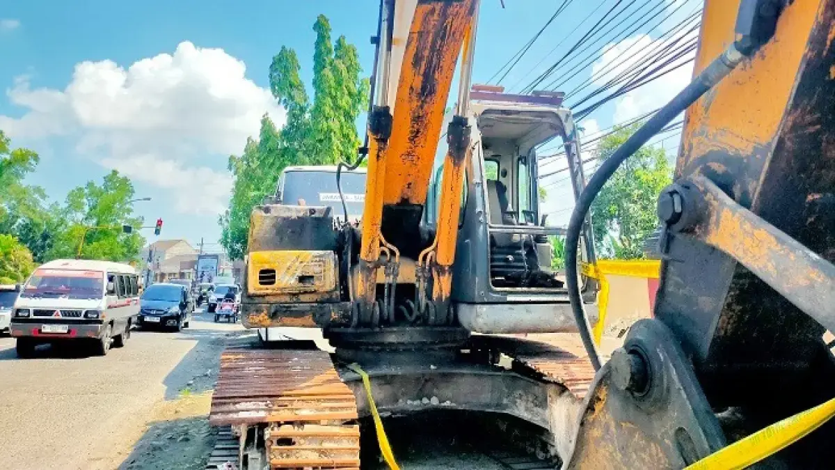 BELUM DILIMPAHKAN: Tiga alat berat diparkir di samping Mapolres Bangkalan Senin (11/5). (VIVIN AGUSTIN HARTONO/JPRM)