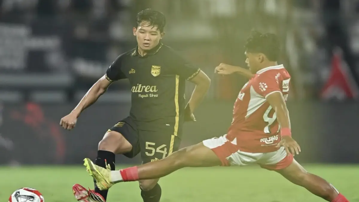 Pemain belakang Borneo FC Alfharezzi Buffon berduel dengan penyerang sayap Bali United Rahmat Arjuna di Stadion
Kapten Dipta, Gianyar, kemarin malam. Borneo FC berpeluang merebut juara setelah mengalahkan Bali United 3 - 2.
Foto: Instagram @borneofc