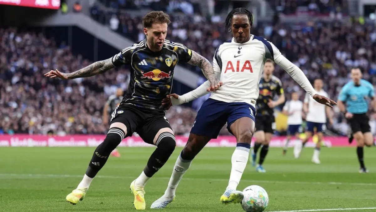 Perebutan bola antara pemain Leeds United, Joe Rodon dengan pemain Tottenham, Mathys Tel. (c) John Walton/PA via
AP
