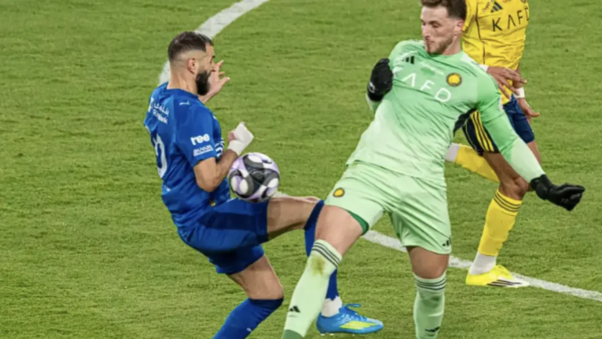 ama di Al-Awwal Park. Al Nassr vs Al Hilal berakhir imbang 1-1. Gol Al Nassr dicetak Mohamed Simakan (37). Gol bunuh diri Bento (90+8) menyelamatkan Al Hilal dari kekalahan. Gelar juara Cristiano Ronaldo harus tertunda. (Foto : @alnassr)