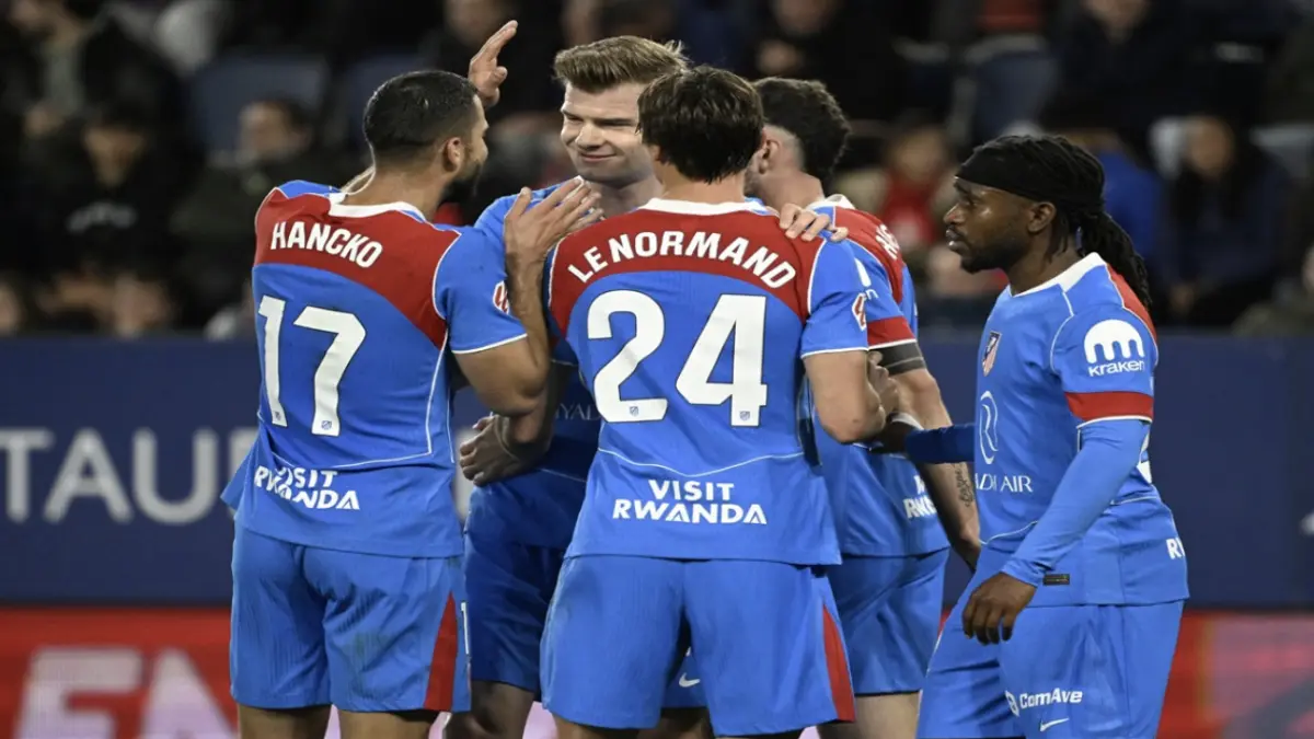 Penyerang Atletico Madrid Alexander Sorloth (tengah) melakukan selebrasi usai mencetak gol ke gawang Osasuna di
laga La Liga.(AFP/ANDER GILLENEA)