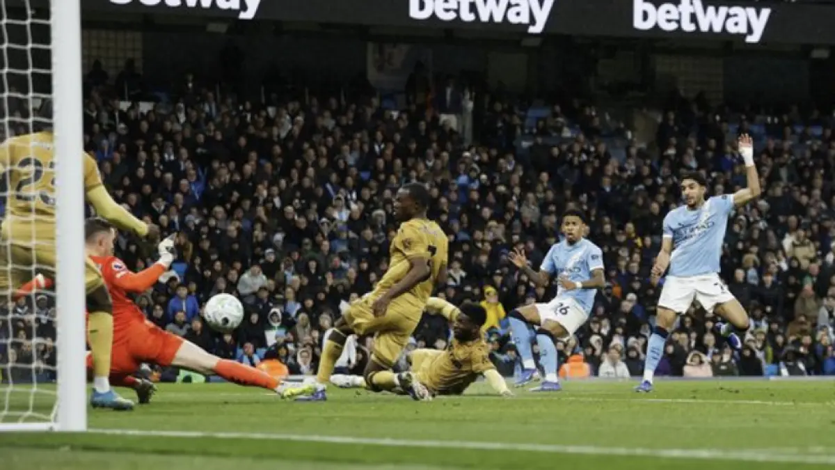 Omar Marmoush menggandakan skor 2-0. (Foto: Action Images via Reuters/Jason Cairnduff)