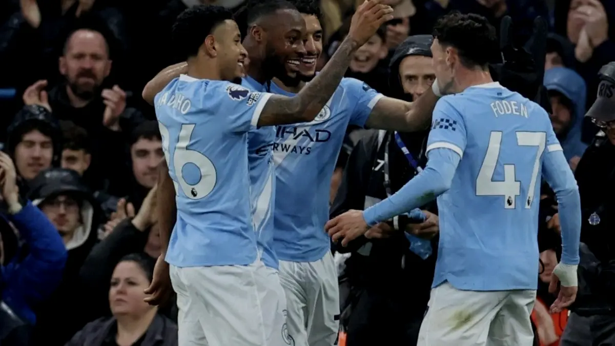 Gelandang serang Manchester City, Antoine Semenyo, merayakan gol bersama Savinho, Omar Marmoush, dan Phil Foden pada laga Liga Inggris antara Manchester City dan Crystal Palace di Stadion Etihad di Manchester, barat laut Inggris, pada 13 Mei 2026. (AFP/DARREN STAPLES)