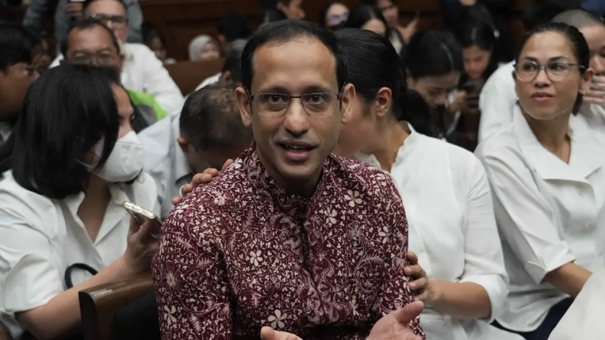 
Mantan Menteri Pendidikan, Kebudayaan, Riset, dan Teknologi (Mendikbudristek), Nadiem Anwar Makarim, yang

juga salah satu pendiri platform pembayaran dan perusahaan transportasi daring di Indonesia, bereaksi sebelum

dimulainya sidang pembacaan tuntutan di Pengadilan Tindak Pidana Korupsi Jakarta, Rabu 13 Mei 2026. (AP
Photo/Tatan Syuflana)
