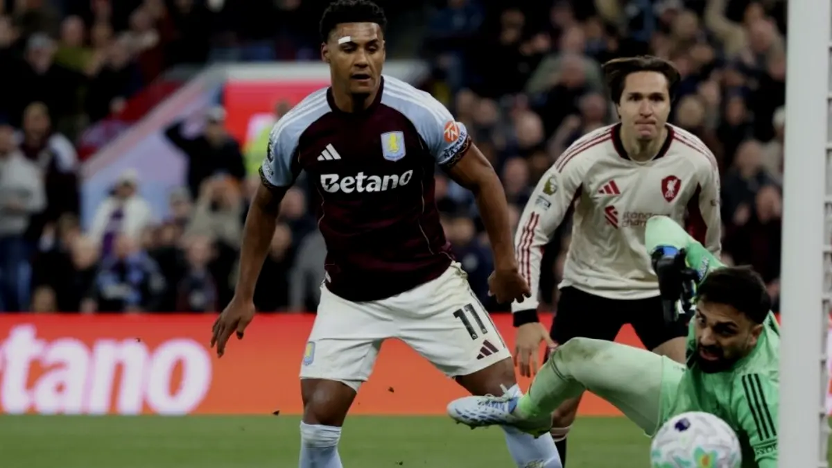 Striker Aston Villa, Ollie Watkins, menyaksikan tendangannya melewati kiper Liverpool, Giorgi Mamardashvili, untuk gol ketiga Villa pada laga Liga Inggris antara Aston Villa dan Liverpool di Villa Park di Birmingham, Inggris tengah pada 15 Mei 2026. (AFP/DARREN STAPLES)
