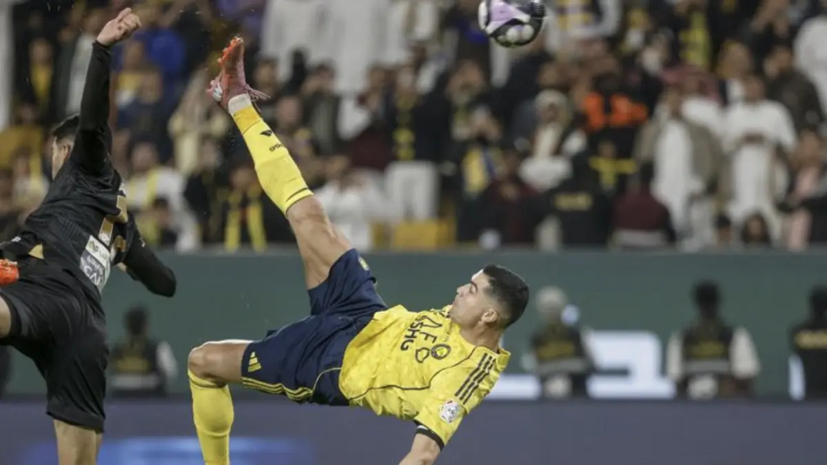 Cristiano Ronaldo (kanan) menendang bola dengan gerakan akrobatik untuk mencetak gol keempat timnya dalam pertandingan sepak bola
Liga Arab Saudi antara Al Nassr vs Al Khaleej di Al Awwal Park di Riyadh pada 23 November 2025. (Photo by Fayez NURELDINE / AFP)
(AFP/FAYEZ NURELDINE)