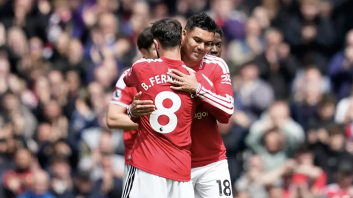 Bruno Fernandes memeluk Casemiro di pertandingan Manchester United vs Nottingham Forest (c) AP Photo/Dave
Thompson