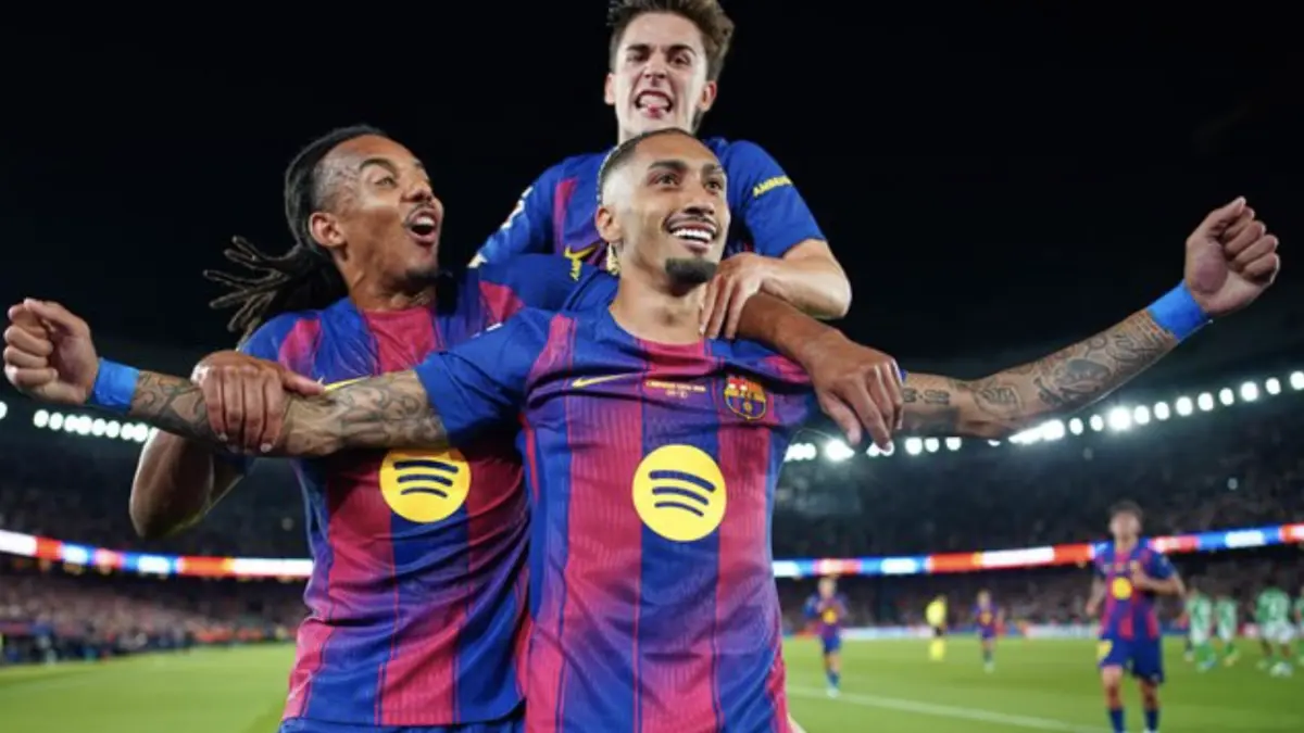 Skuad Barcelona merayakan gol Raphinha ke gawang Real Betis di Liga Spanyol, Senin (18/05/2026). (c) AP Photo/Joan
Mateu Parra