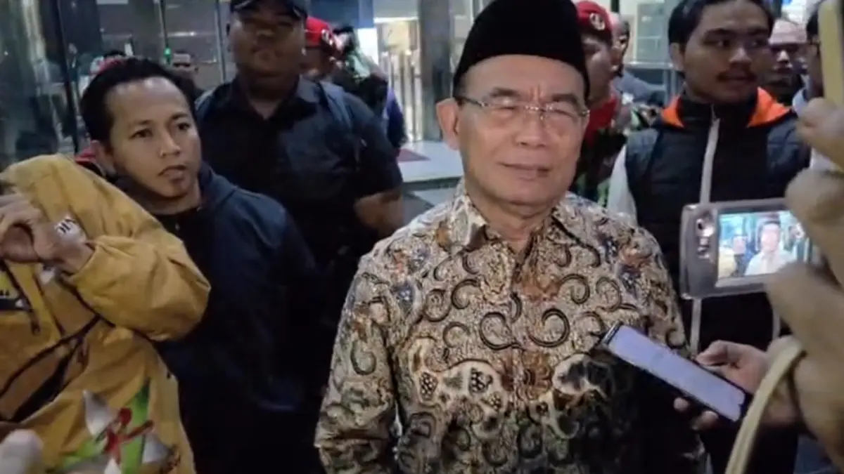 Mantan Menteri Koordinator Bidang Pembangunan Manusia dan Kebudayaan (Menko PMK) Muhadjir Effendy seusai
diperiksa KPK sebagai saksi dalam kasus dugaan korupsi pembagian kuota haji tambahan 2023-2024. la diperiksa sebagai
saksi atas perannya mantan menteri agama ad interim. (Beritasatu.com/Yustinus Patris Paat)