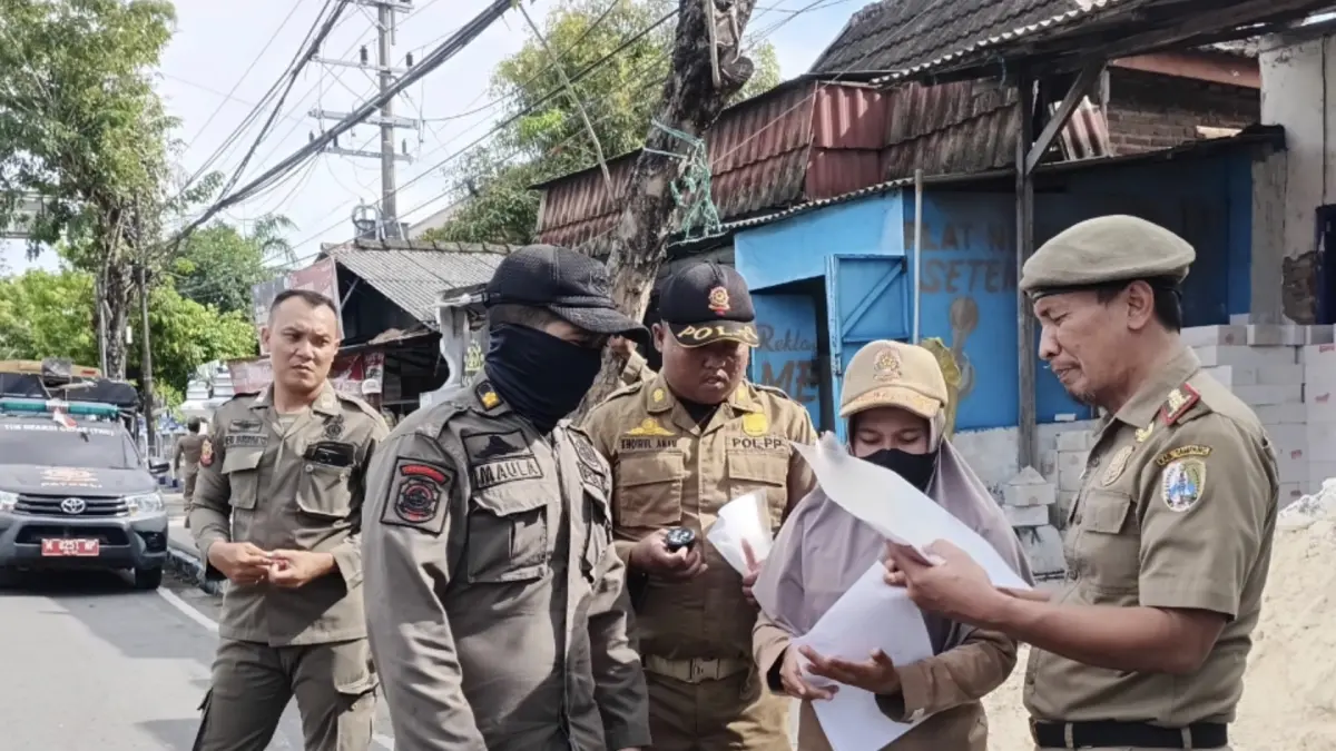 Satpol PP Sampang Tertibkan Reklame Ilegal Selama Sebulan, Baliho Tanpa Izin Diturunkan