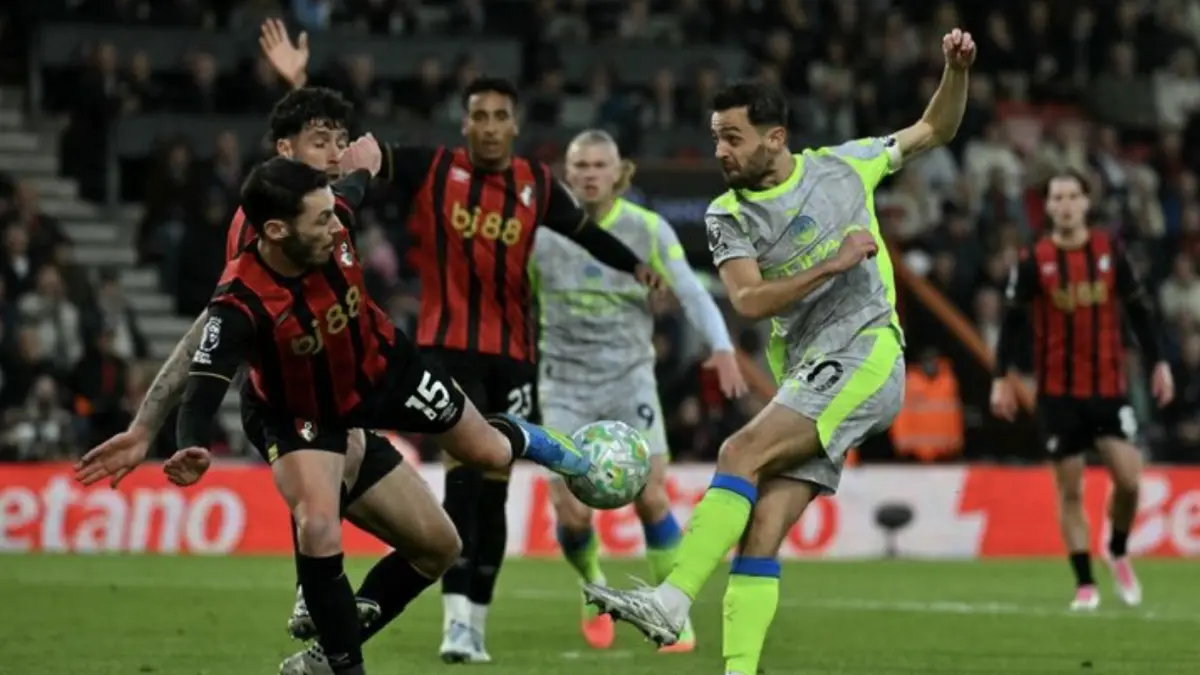 Bernardo Silva melepas tembakan dalam pertandingan sepak bola Liga Inggris antara Bournemouth vs Manchester City di Stadion Vitality
di Bournemouth, Inggris selatan pada 19 Mei 2026. (Foto oleh Glyn KIRK / AFP) (AFP/GLYN KIRK)