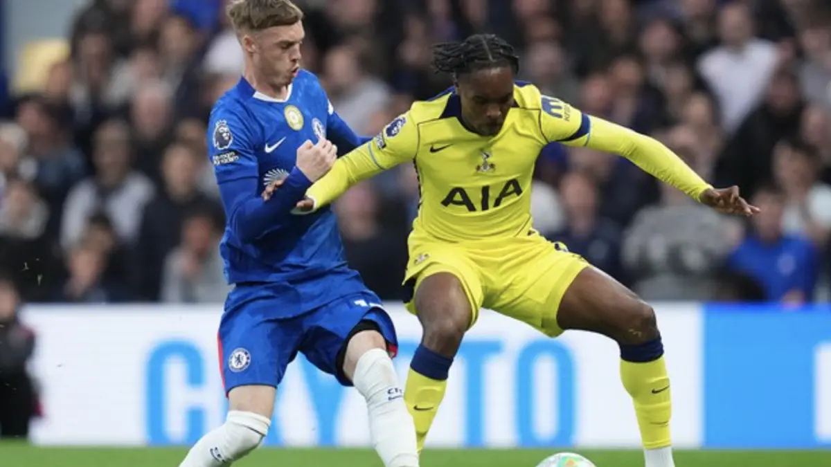 Cole Palmer dan Mathys Tel berduel dalam laga Liga Inggris antara Chelsea vs Tottenham di Stamford Bridge, 20 Mei 2026 (c) AP Photo/Kirsty Wigglesworth