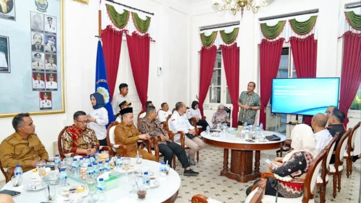 DIBAHAS BERSAMA: Bupati Bangkalan Lukman Hakim memperhatikan pemaparan rencana pengembangan kota baru yang disampaikan perwakilan PT SIM di Pendopo Agung.