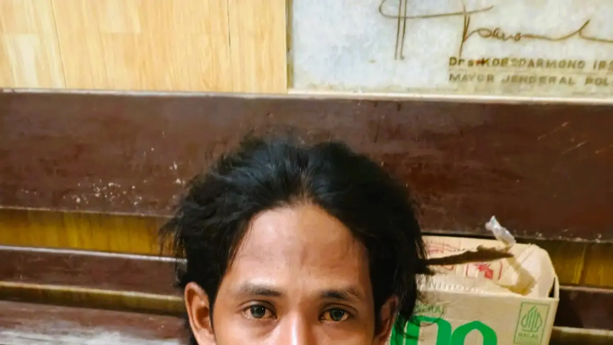 DIRINGKUS: Tesangka Andi Anzah pasrah saat didatangi polisi di rumahnya, Kamis (14/5). ISTIMEWA