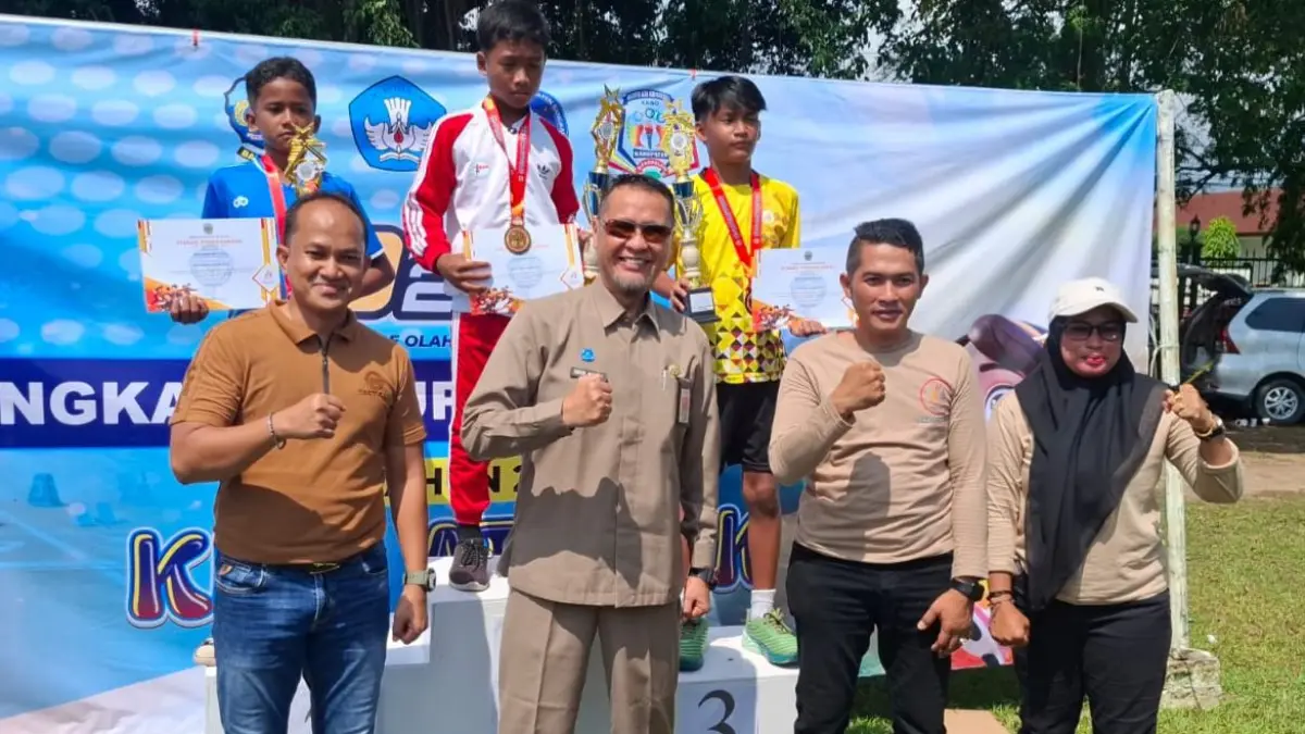 MEMBANGGAKAN: Rafli Maulana Akbar saat menerima medali juara I O2SN Cabang Kids Atletik Putra Tingkat Kabupaten Bangkalan. 