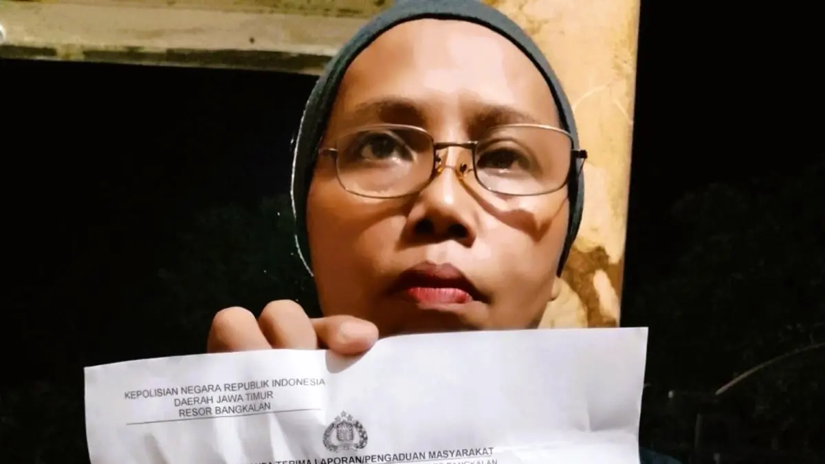 MERASA DIRUGIKAN: Suriyah menunjukkan bukti LP usai melapor ke Mapolres Bangkalan, Selasa (19/5).&nbsp;SURIYAH UNTUK RADARBANGKALAN.ID