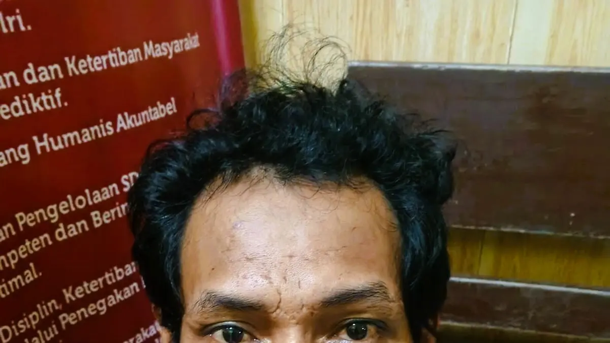 PASRAH: Tersangka Muhammad Saniwi tak berkutik saat diamankan polisi, Kamis (14/5) malam. ISTIMEWA