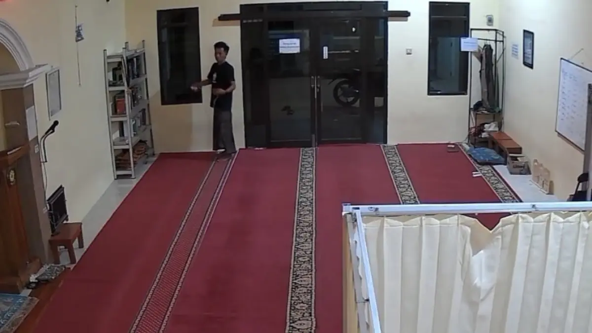 TEREKAM CCTV: Tersangka Ruslan saat mencuri laptop di Musala Sabilul Muttaqin, Desa Telang, Kecamatan Kamal, Kamis (14/5). POLRES BANGKALAN FOR RADARBANGKALAN.ID