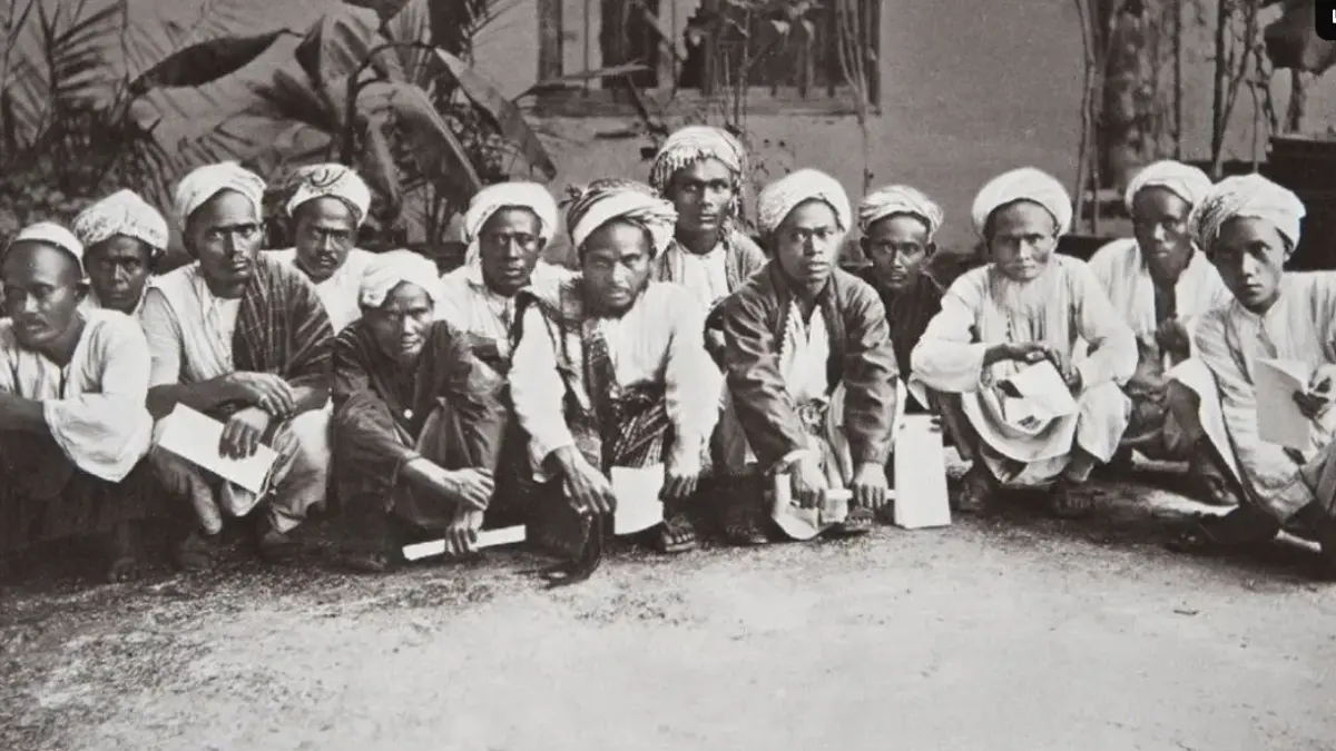 Jemaah haji asal Mandailing, Sumatera Utara, di Konsulat Jenderal Belanda di Jeddah pada 1884.
Foto: dok. Tropenmuseum