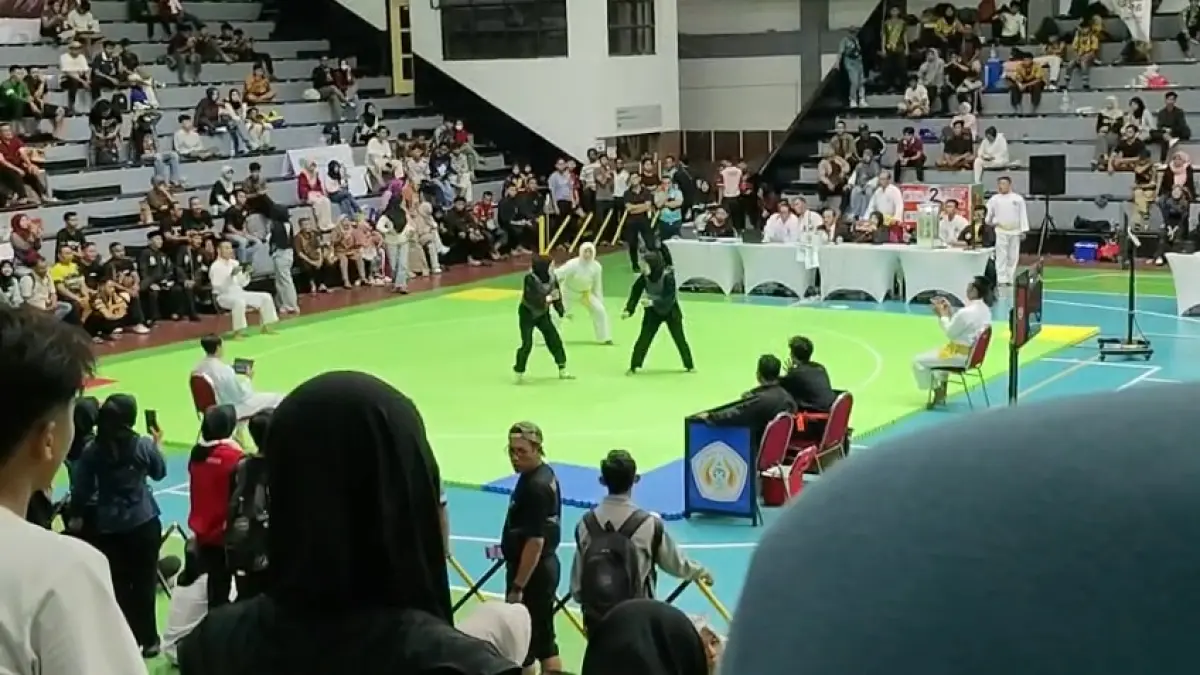 BERPRESTASI: Fettum Muksin Al Katiri (merah) saat bertanding di partai final di Surabaya.&nbsp;IPSI SUMENEP UNTUK RADARBANGKALAN.ID