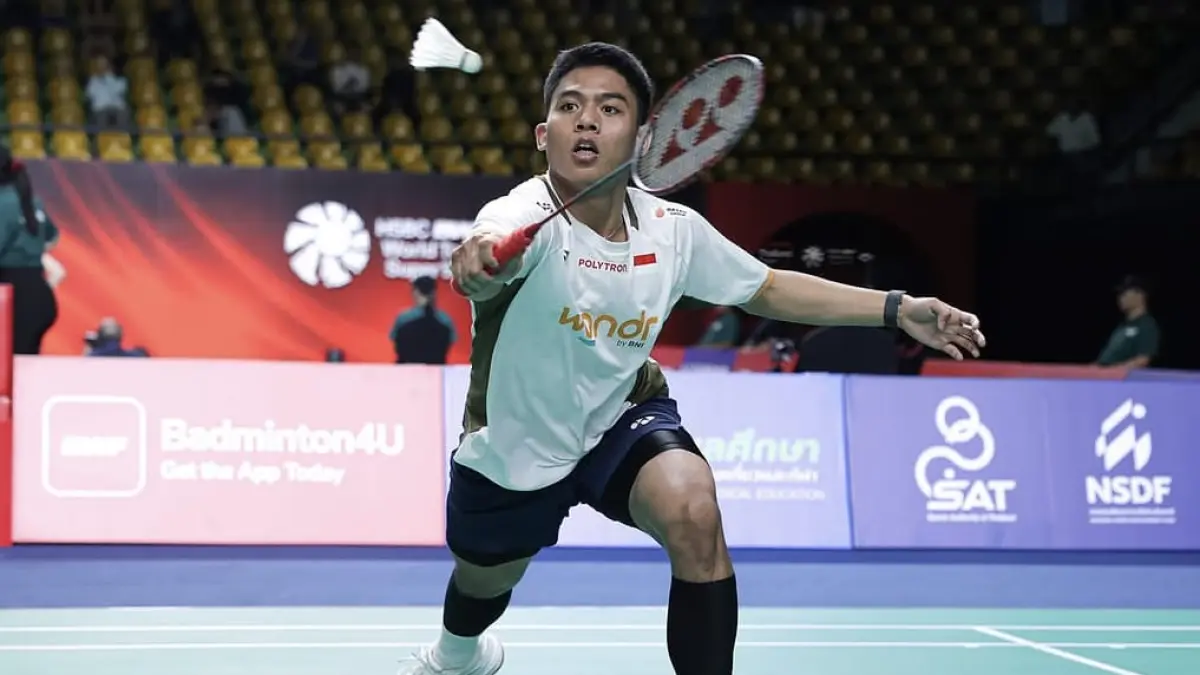 PROFESIONAL: Moh. Zaki Ubaidillah bertanding melawan atlet Korsel Jeon Hyeok Jin di Malaysia Kamis (21/5). BADMINTO INA UNTUK RADARBANGKALAN.ID