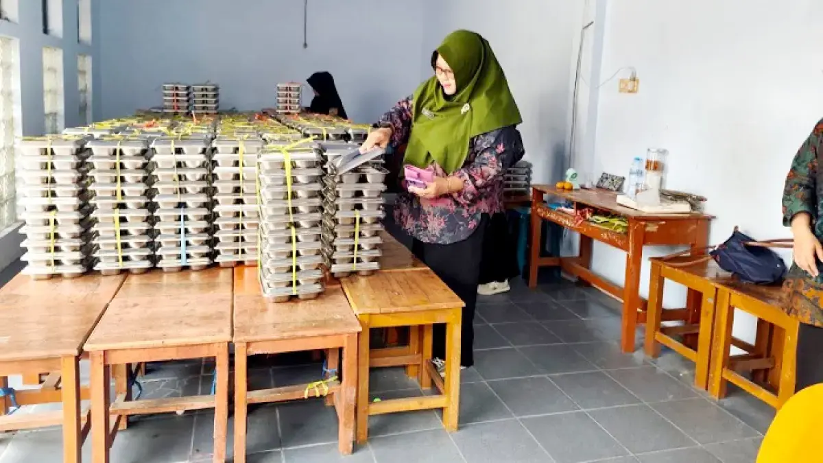 PROGRAM PEMERINTAH: Guru SMPN 2 Bangkalan mengecek menu MBG sebelum diberikan kepada siswa Kamis (9/4). (SATGAS MBG UNTUK RADARBANGKALAN.ID)