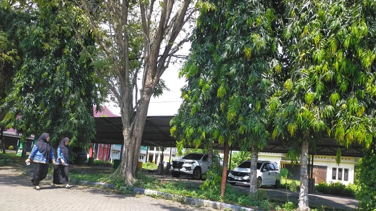 ABDI NEGARA: ASN beraktivitas di lingkungan kantor Pemkab Bangkalan, Rabu (20/5). VIVIN AGUSTIN HARTONO/JPRM