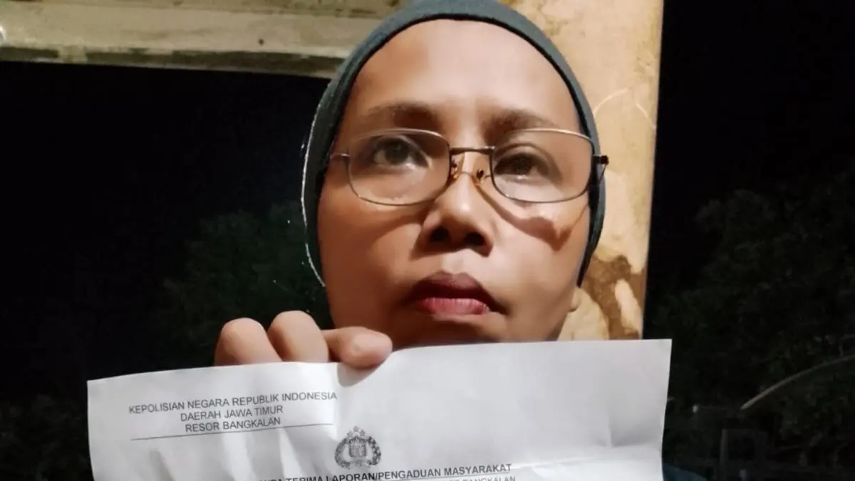 MINTA KEADILAN: Pelapor Suriyah menunjukkan bukti laporan dugaan penipuan ke Mapolres Bangkalan, Senin (18/5). SURIYAH UNTUK RADARBANGKALAN.ID