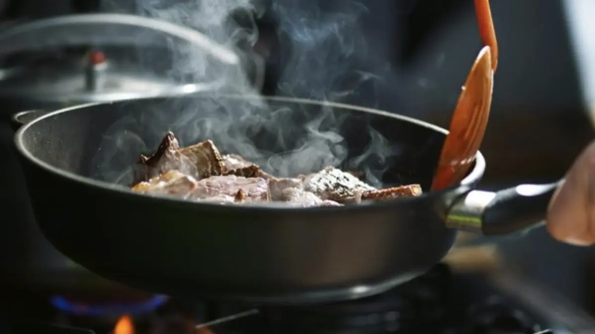 Memanaskan masakan daging. Foto: Getty Images/iStockphoto/RazoomGames