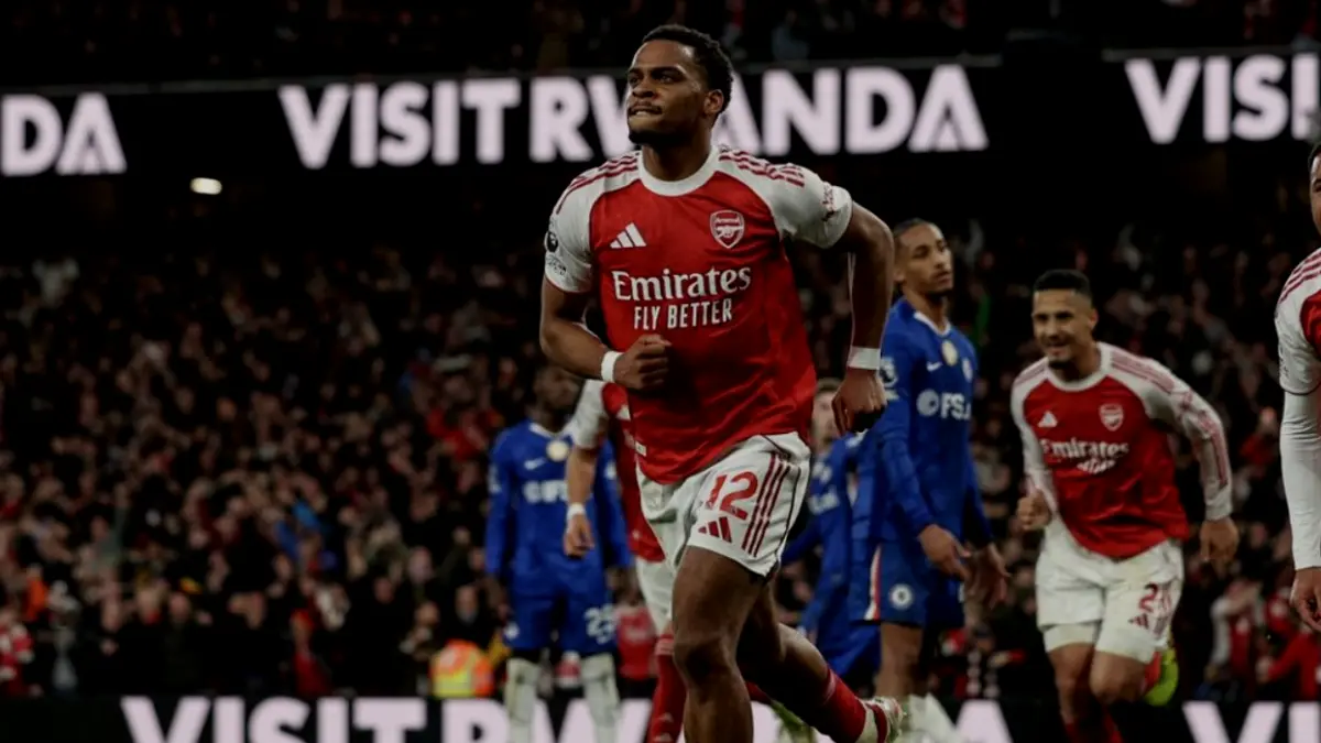 Jurrien Timber (depan) merayakan gol dalam pertandingan sepak bola Liga Inggris antara Arsenal vs Chelsea di Stadion Emirates di
London pada 1 Maret 2026. (Foto oleh Adrian Dennis / AFP) (AFP/ADRIAN DENNIS)
