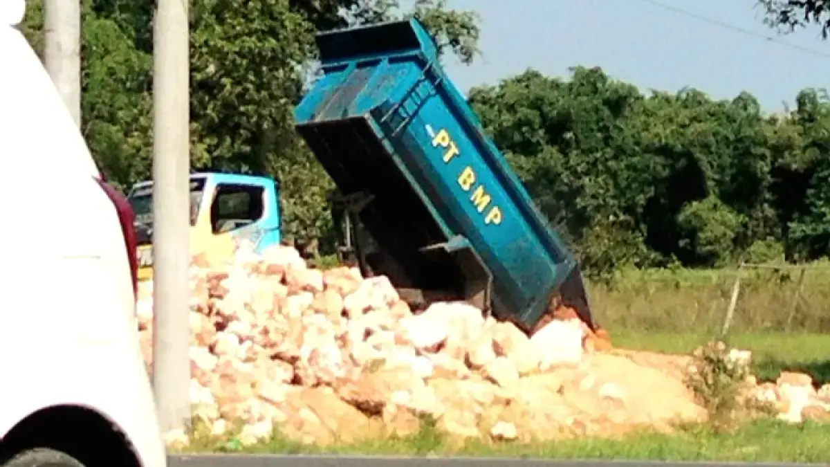 BERAKTIVITAS&nbsp;KEMBALI: Truk menurunkan urukan galian di lahan bersengketa di Desa Dumajah, Kecamatan Tanah Merah, Bangkalan, Minggu (31/5). (ISTIMEWA)