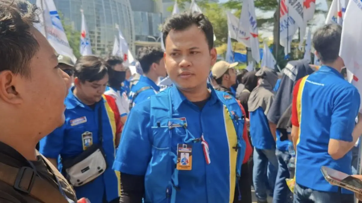 Foto: Massa buruh Indomaret yang tergabung dalam PUK SPAI FSPMI PT Indomarco Prismatama menggelar
demonstrasi di depan Menara Indomaret, PIK, Jakarta Utara, Selasa (26/5/2026). (Dok. Detikcom/Adhfar Aulia Syuhada)