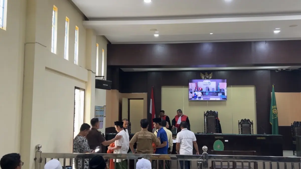 DIADILI: Dua terdakwa penganiayaan guru tugas mengikuti sidang putusan di Pengadilan Negeri Sampang Senin (25/5). (UBAIDILLAHIR RA’IE/JPRM)