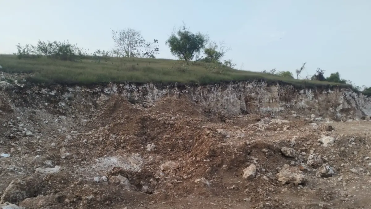 DIKLAIM KOSONG: Kondisi galian C di Desa Ketetang, Kecamatan Kwanyar, Bangkalan, Minggu (31/5). (M. SUDI SUSANTO UNTUK RADARBANGKALAN.ID)