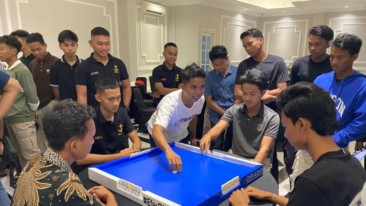 EDUKASI: Pengurus Orado Bangkalan mengenalkan aturan permainan domino kepada siswa di Jalan HOS Cokroaminoto, Rabu (11/3).&nbsp;JUPRI/JPRM