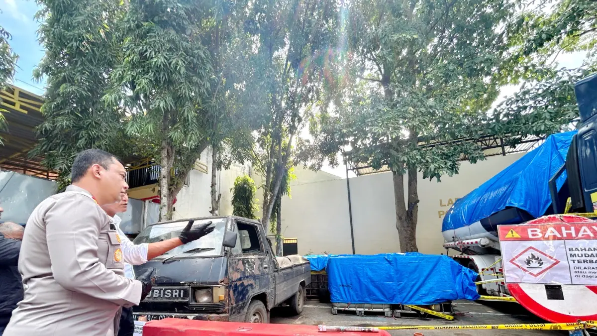 KAWAL LANGSUNG: Kapolres Bangkalan AKBP Wibowo mengecek truk pengangkut BBM ilegal di mapolres, Rabu (6/5). (VIVIN AGUSTIN HARTONO/JPRM)