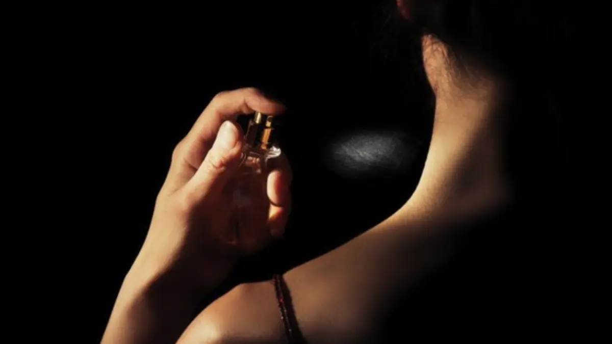 Menyemprotkan parfum ke leher memicu kanker tiroid? Foto: Getty Images/iStockphoto/michelangeloop