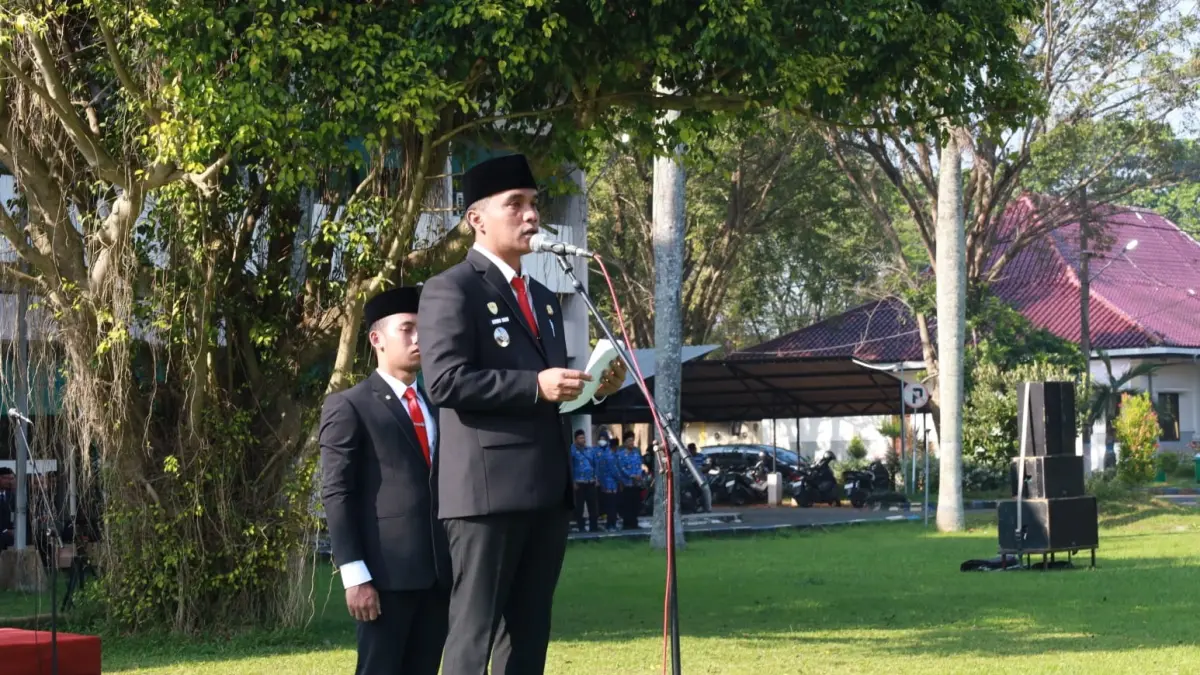 VISIONER: Bupati Bangkalan Lukman Hakim menyampaikan sambutan saat upacara peringatan Hari Lahir Pancasila di halaman kantor pemkab Senin (1/6). (PROKOPIM UNTUK RADARBANGKALAN.ID)