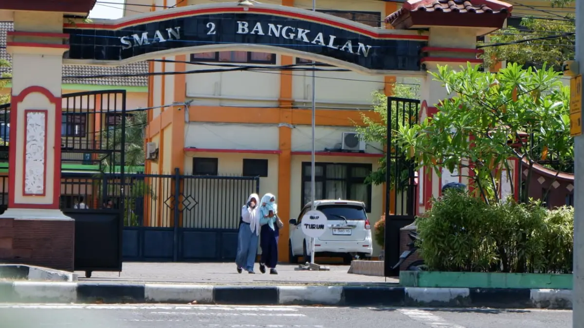 HARAPAN MASA DEPAN: Siswa SMAN 2 Bangkalan berada di halaman sekolahnya Selasa (2/6).&nbsp;VIVIN AGUSTIN HARTONO/JPRM