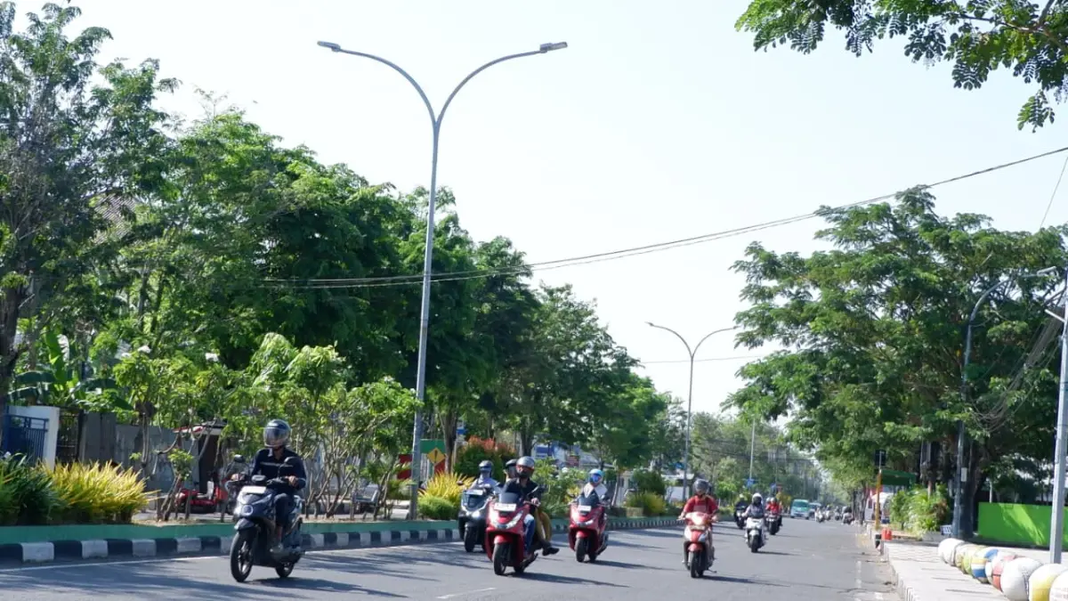 TERIK: Warga berkendara di dekat PJU di Jalan Seokarno-Hatta Selasa (2/6). VIVIN AGUSTIN HARTONO/JPRM