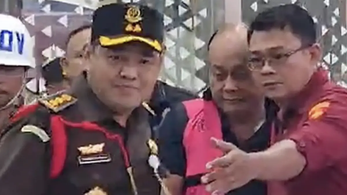 Mantan Kepala Badan Gizi Nasional (BGN) Dadan Hindayana langsung digelandang masuk mobil tahanan Kejaksaan Agung
(Kejagung) setelah menjalani pemeriksaan kasus dugaan korupsi di lembaga tersebut. (CNN Indonesia/Taufiq Hidayatullah)