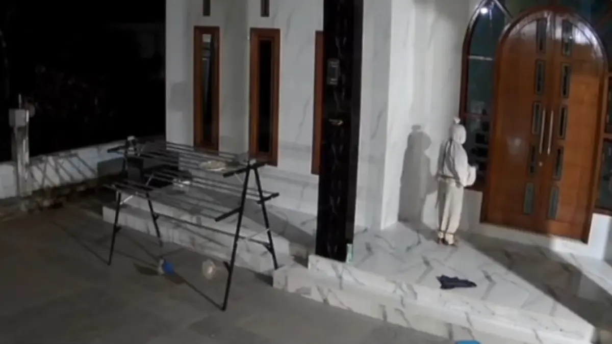 KEBUTUHAN KONTEN: Pelaku terror pocong di Desa Mrandung, Kecamatan Klampis, Minggu (31/5). TANGKAP LAYAR
