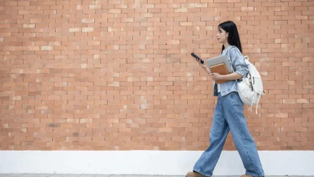 Ilustrasi Gen Z memakai tas ransel untuk WFC (Foto: Getty Images/BongkarnThanyakij)